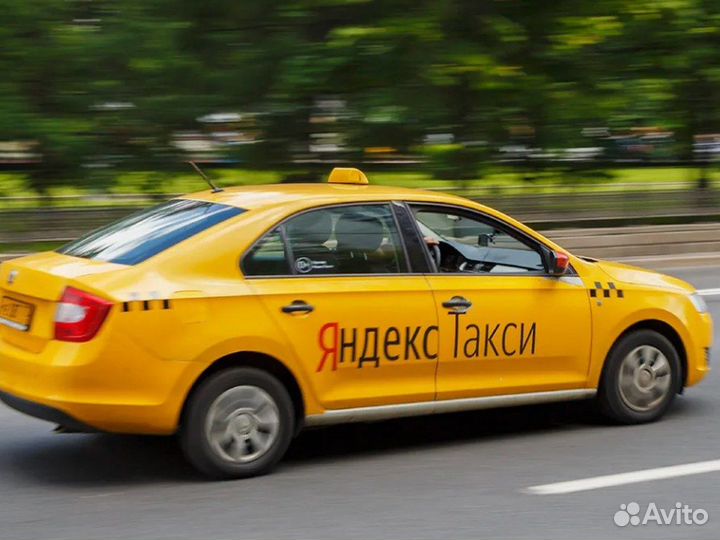 Водитель такси Яндекс с личным авто