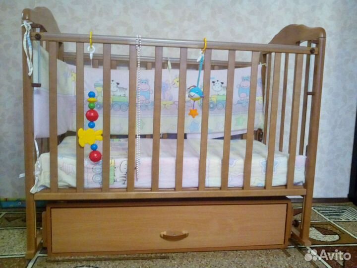 Детская кроватка с маятником и ящиком
