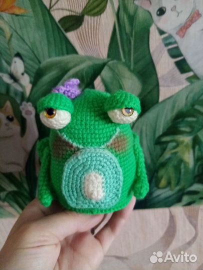 Вязаная игрушка лягушка