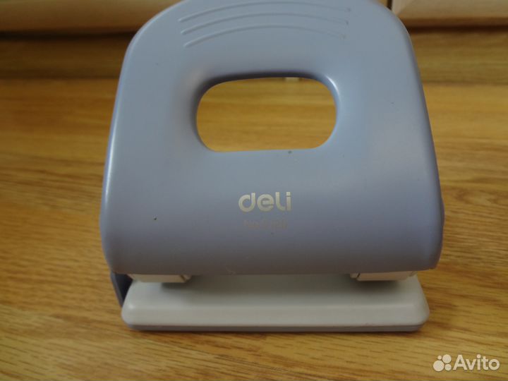 Дырокол, калькулятор, папка