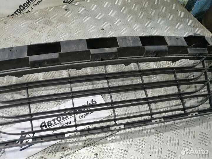 Решетка в бампер центральная Renault Megane 3