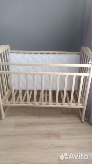 Детская кроватка с маятником