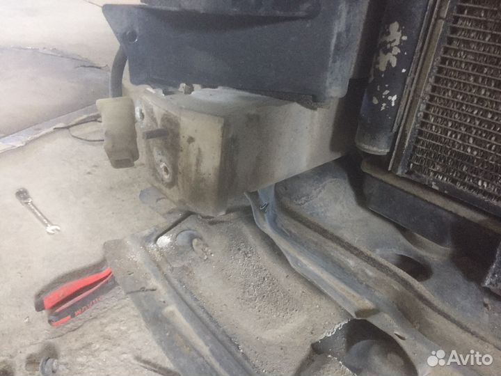 Кронштейн нижнего усилителя бампера правый Lexus L