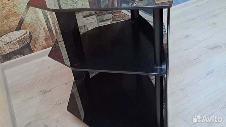 Стеклянная тумба под тв