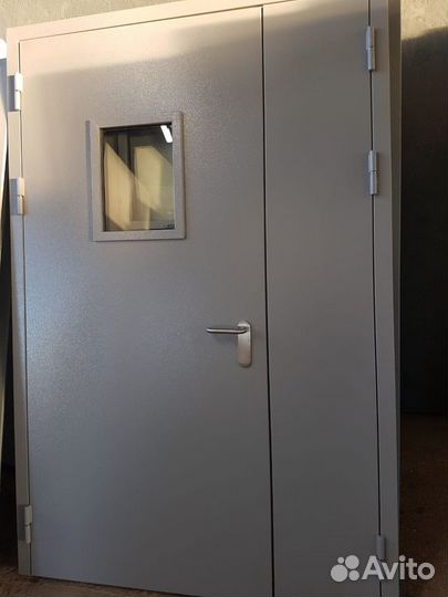 Дверь металлическая с вентиляционной решёткой