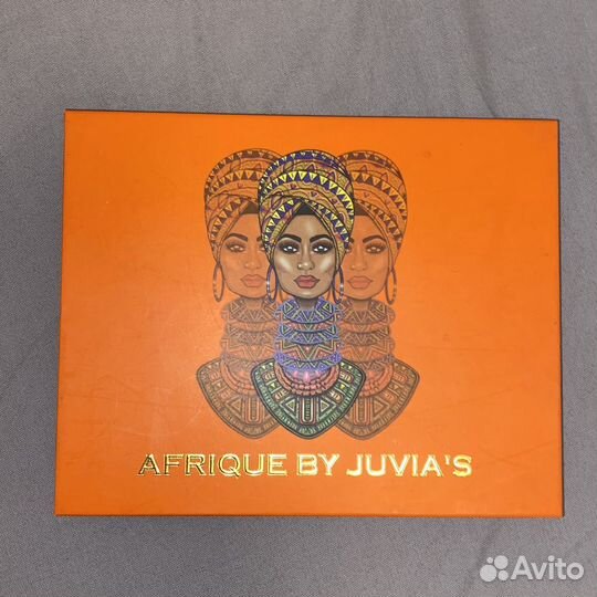 Палетка теней Juvia‘s Place, Revolution, Lamel