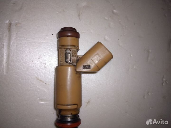 Форсунка топливная Volvo s40 2.4L