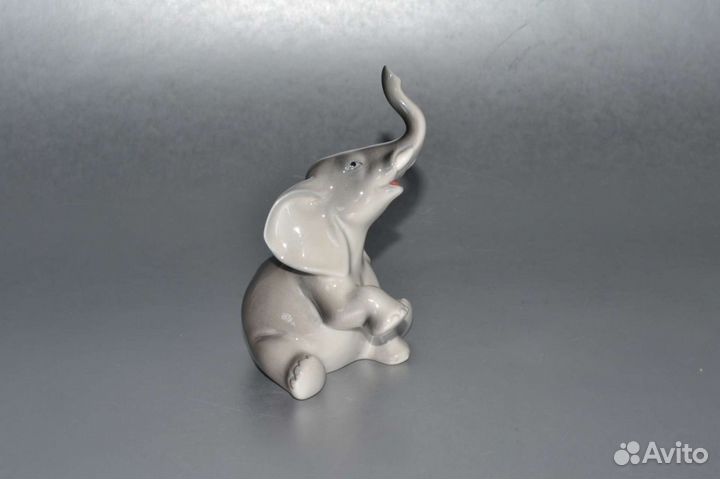 Слонёнок фарфоровая статуэтка