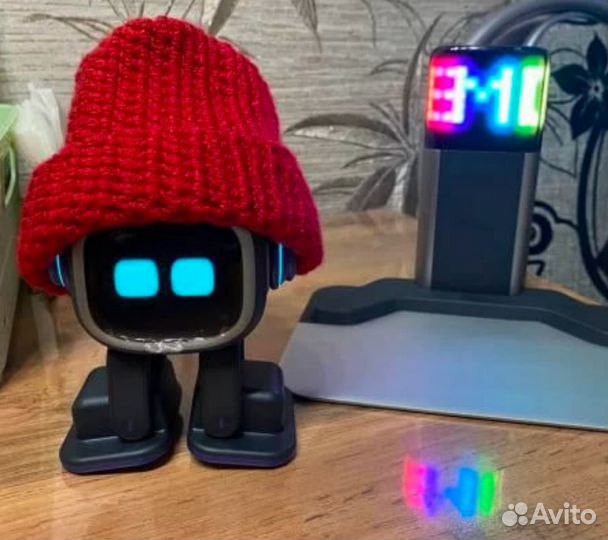 Синяя шапка с пумпоном