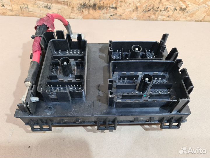 Блок предохранителей подкапотный Opel Astra J GTC