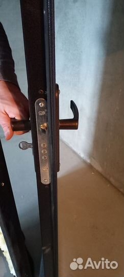 Дверь входная металлическая от застройщика