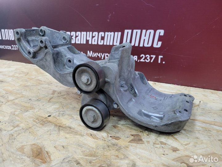 Кронштейн генератора Renault Logan