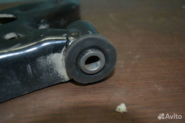 Рычаг правый передний Mazda 323