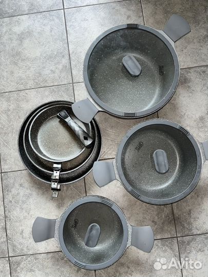 Набор кастрюль, сковородок и крышек
