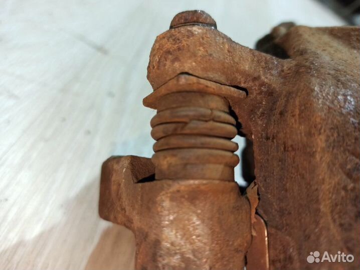 Суппорт передний левый Nissan Primera P12