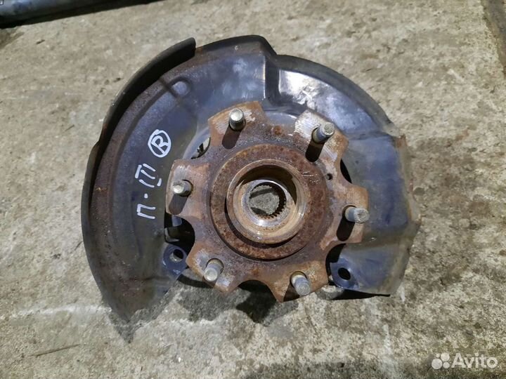 Кулак передний правый Mitsubishi Pajero 4