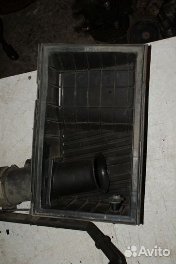 Верх воздухофильтра Volkswagen Passat B4