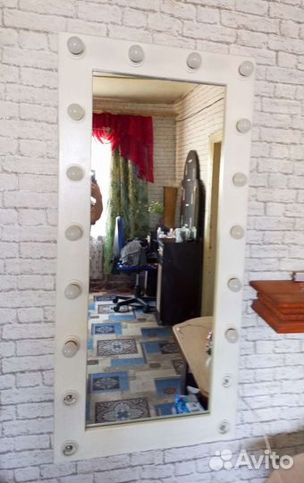 Настеное зеркало