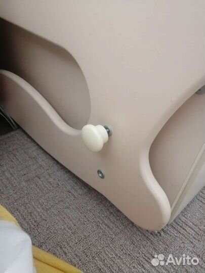 Детская кроватка с маятником