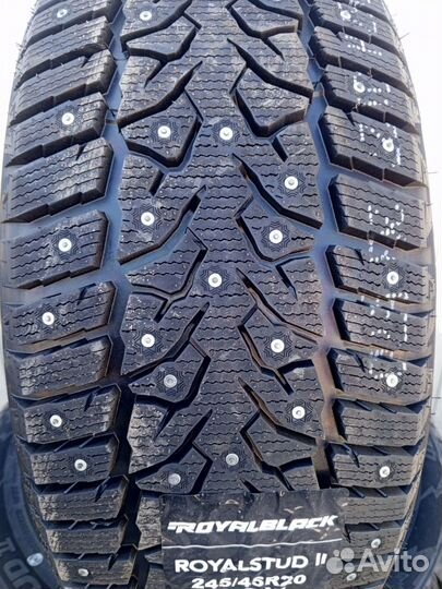 Royal Black Royal Stud II 245/45 R20 103T