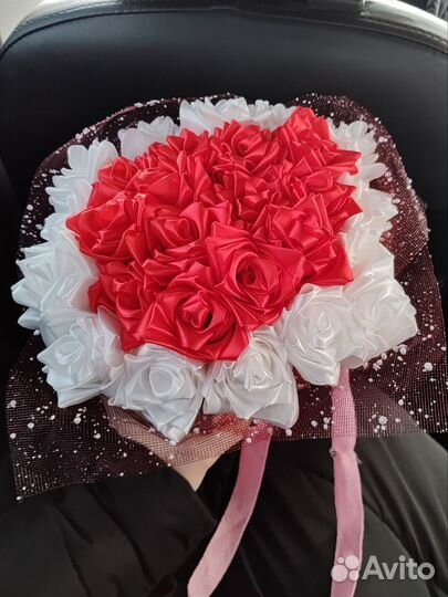 Розы из атласных лент