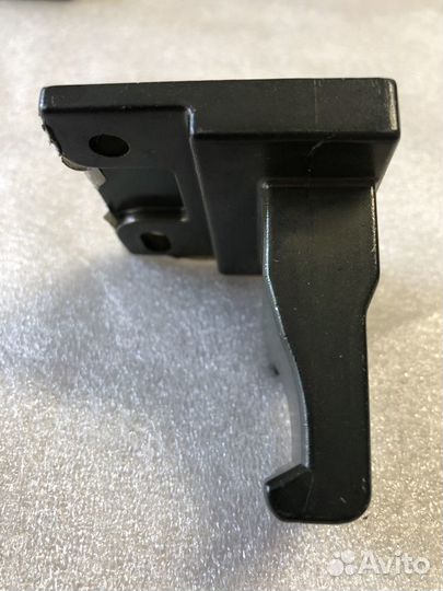 Кронштейн шторки лев toyota Avensis T250 2003-2009