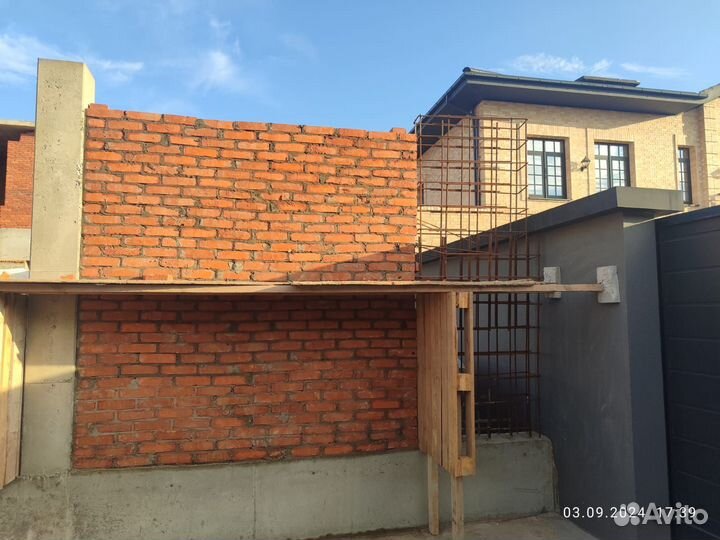 Бригада строителей каменщики