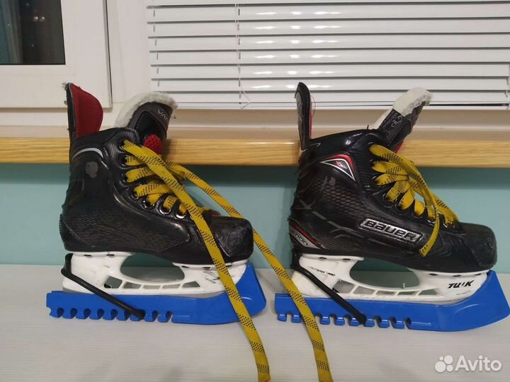 Детская хоккейная форма + детские коньки