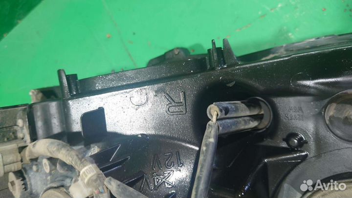 Фара передняя правая Toyota LC200