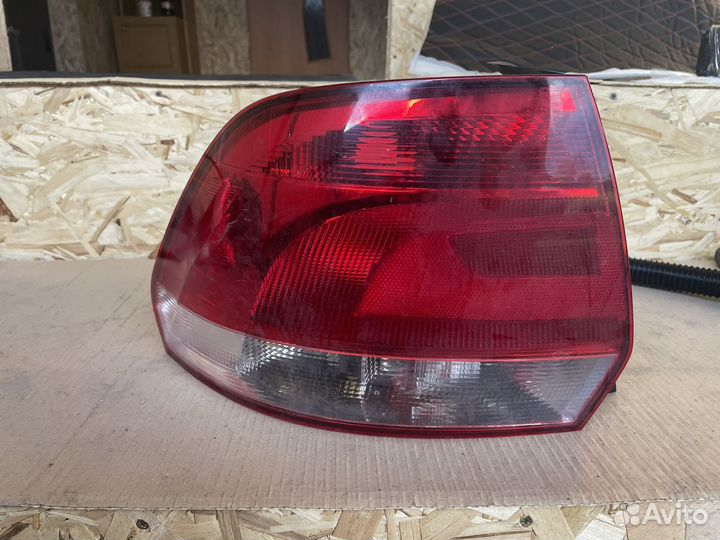 Левый задний фонарь volkswagen poli