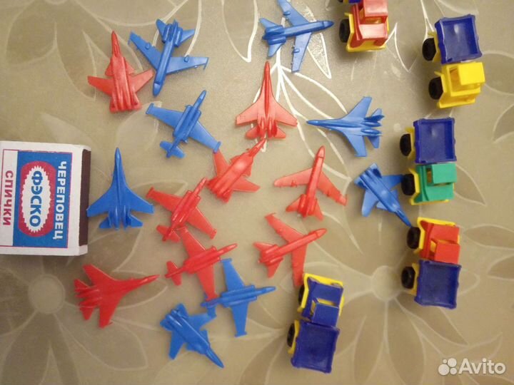 Маленькие машинки и самолетики