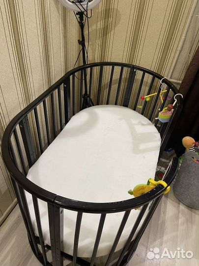 Детская кроватка с маятником