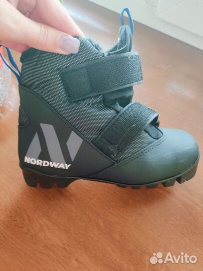 Лыжные ботинки с лыжами и палками