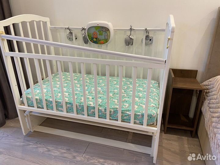 Детская кроватка с продольным маятником
