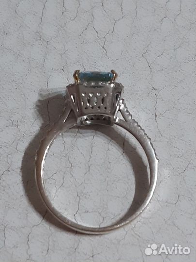 Золотое кольцо с бриллиантами и топазом