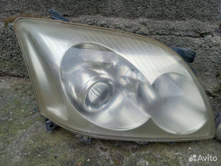 Фары Тойота авенсис 2004г