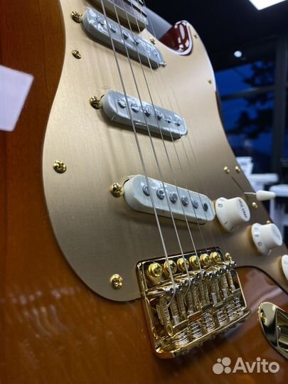 Squier 40th Anniversary Stratocaster Gold Edition