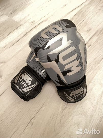 Боксерские перчатки venum