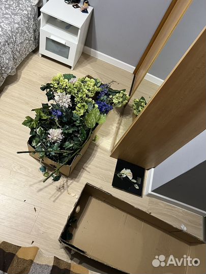 Искусственные цветы коробкой для арки