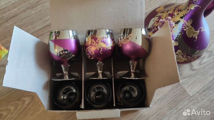 Новый. Графин с рюмками