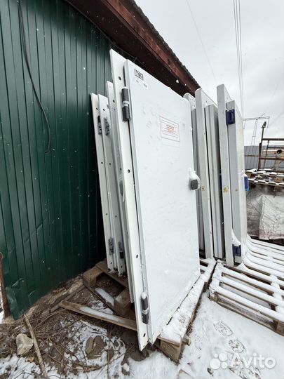 Дверь распашная для холодильной камеры