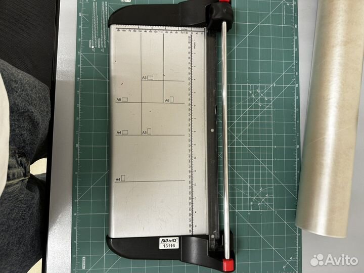 Резак роликовый KW TriO коврик в подарок