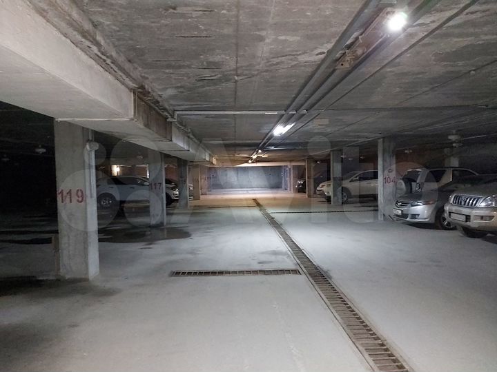 Машиноместо, > 30 м²