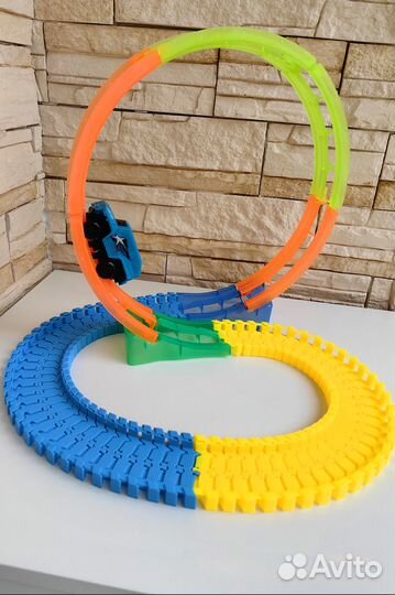 Гоночный трек. Машинка на батарейках