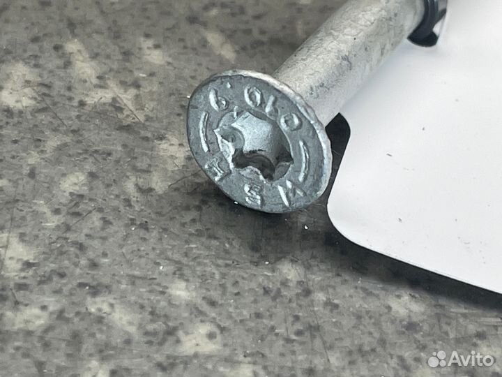 1493771 M667 Винт клапана с потайной головкой