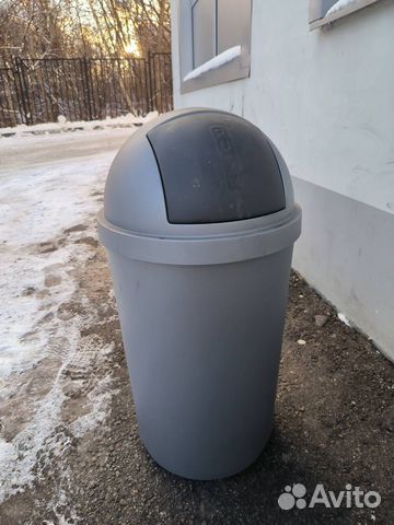 Пластиковый мусорный бак