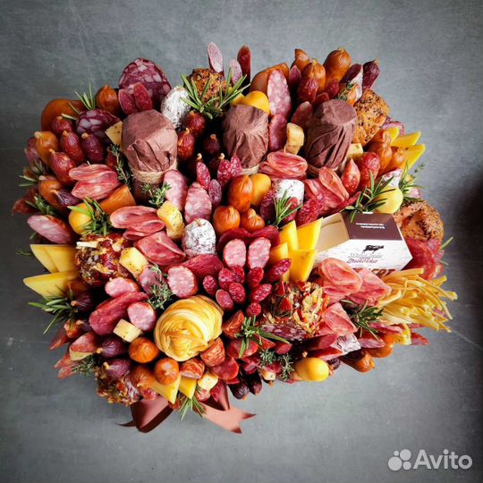 Колбасный мужской букет, корзина из сухофруктов