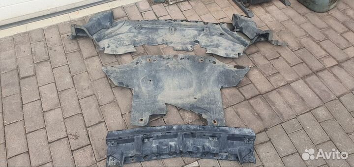 Пыльник двигателя Dodge Challenger SRT 8