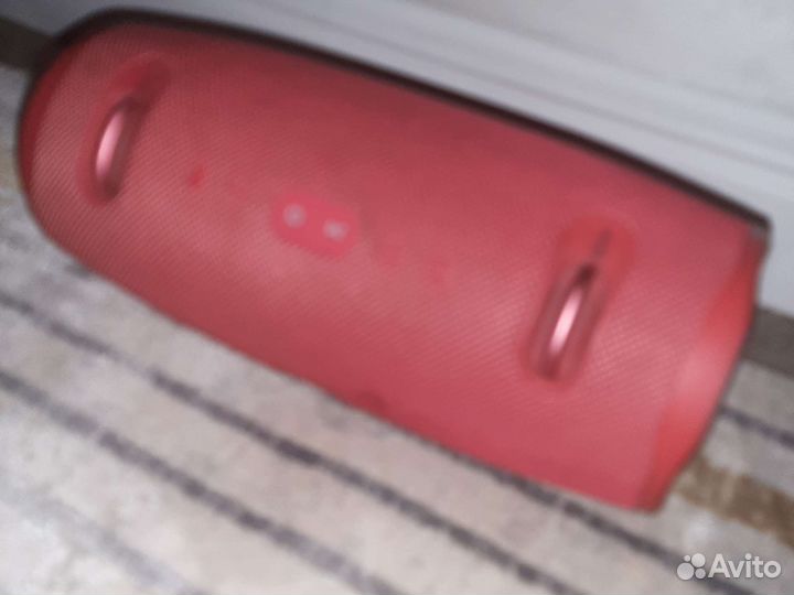 Красная колонка JBL