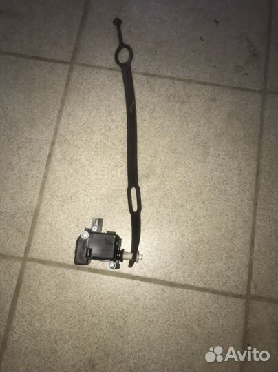 Активатор замка крышки бензобака